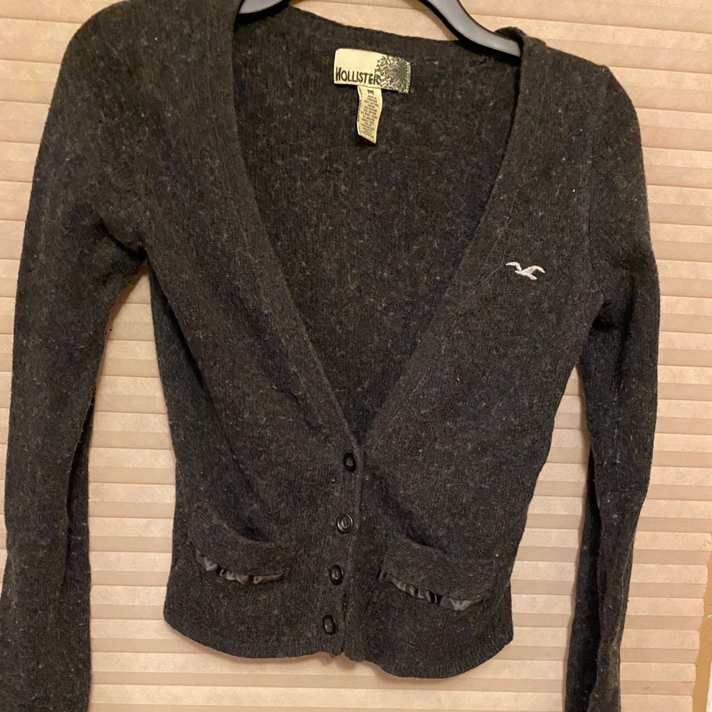Hollister cardigan. Like new no tags. Medium